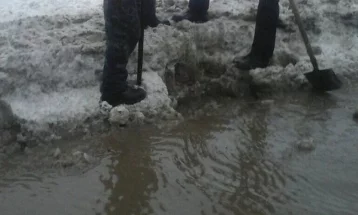 Фото: «По колено в холодной воде»: мэр Новокузнецка рассказал о работе дорожников в сложных погодных условиях  3