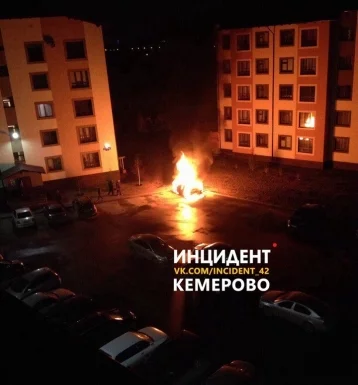 Фото: Ночью в «Европейских провинциях» из-за поджога загорелись два автомобиля 1