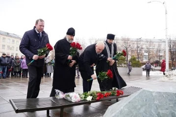 Фото: Сергей Цивилёв и Дмитрий Анисимов возложили цветы в память о жертвах пожара в кемеровском ТРЦ «Зимняя вишня»  2