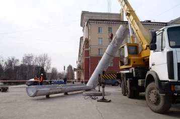 Фото: В Кемерове демонтировали стелу с часами в Кировском районе 1