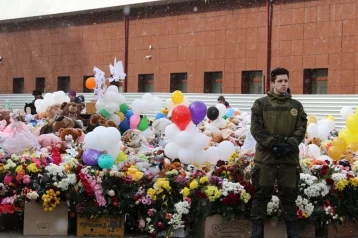 Фото: В мэрии Кемерова опровергли информацию, что игрушки с мемориала у «Зимней вишни» выброшены 1