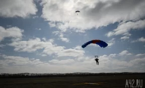 В Ленобласти из-за ветра три человека пострадали во время прыжка с парашютом 