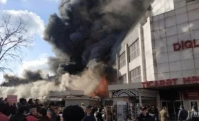 В Баку горит крупый торговый центр