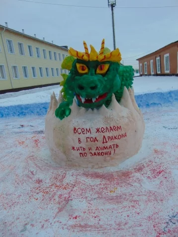 Фото: Драконы, миньоны и Дед Мороз: в кузбасских колониях стартовал конкурс снежных скульптур 1