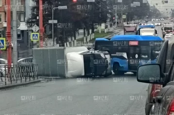 Фото: В Кемерове на Красноармейской улице опрокинулся грузовик 1