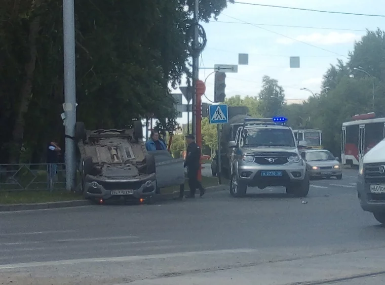 Фото: Два автомобиля столкнулись на перекрёстке в Кемерове. Об этом сообщили горожане. 2