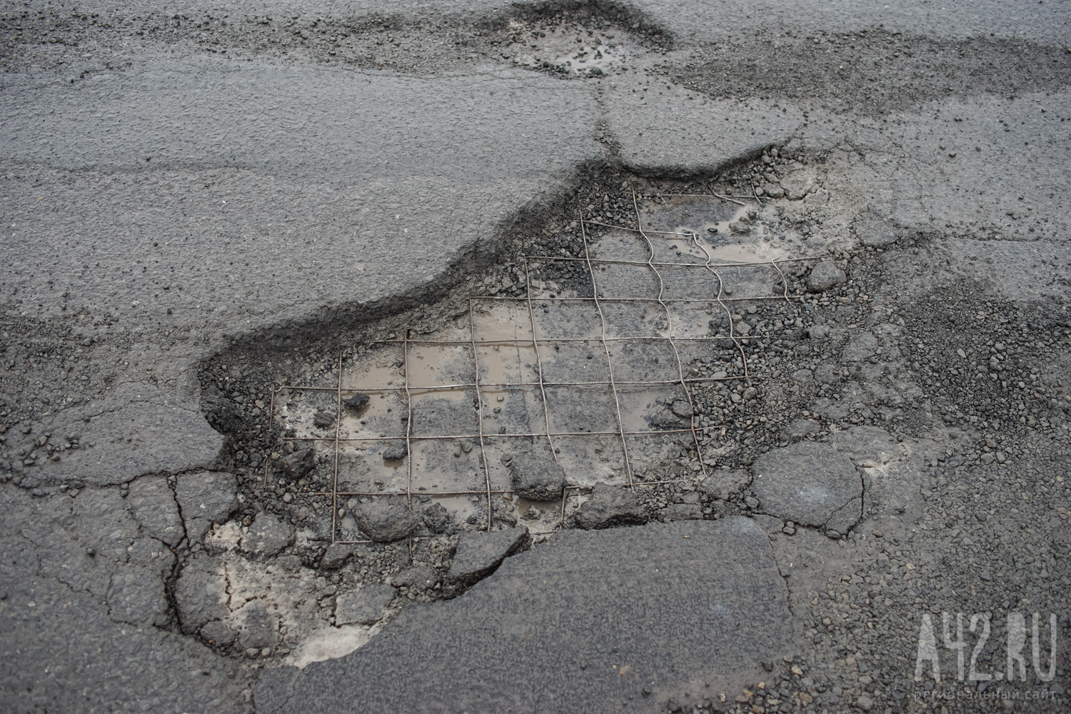 Соцсети: в Кузбассе большегруз провалился в яму на разбитой дороге, следом встал рейсовый автобус