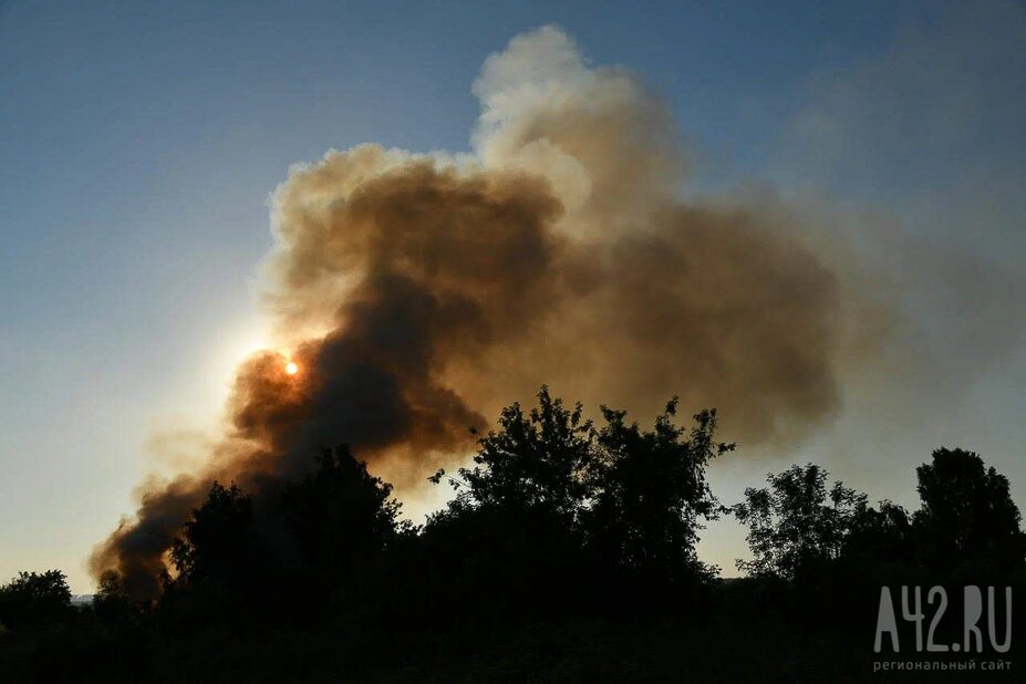 В результате атаки беспилотников загорелась нефтебаза в Курской области