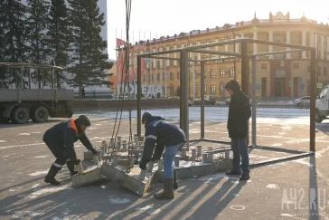 Фото: В Кемерове на площади Советов начали устанавливать новогоднюю ель 2