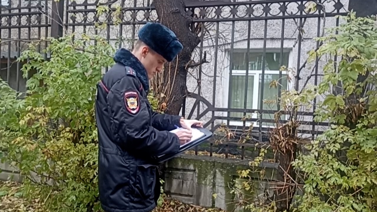В Новокузнецке пьяный 57-летний мужчина устроил стрельбу из окна своей квартиры: дом оцепили