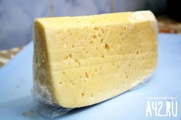 Фото: Кузбассовцы обнаружили заплесневелый сыр на полке в магазине 1