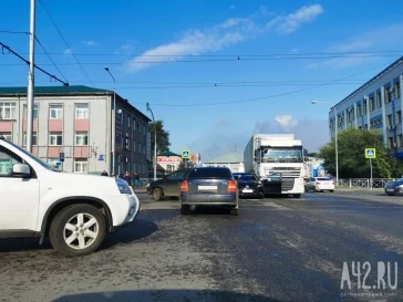 Фото: Попавшая в ДТП фура перекрыла дорогу на кемеровском перекрёстке 3