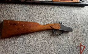 В Кузбассе женщина нашла арсенал оружия при разборе стены дома