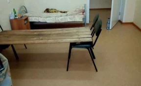 Дооптимизировались: в больнице Кузнецка пациентов уложили на «кровати» из досок и стульев