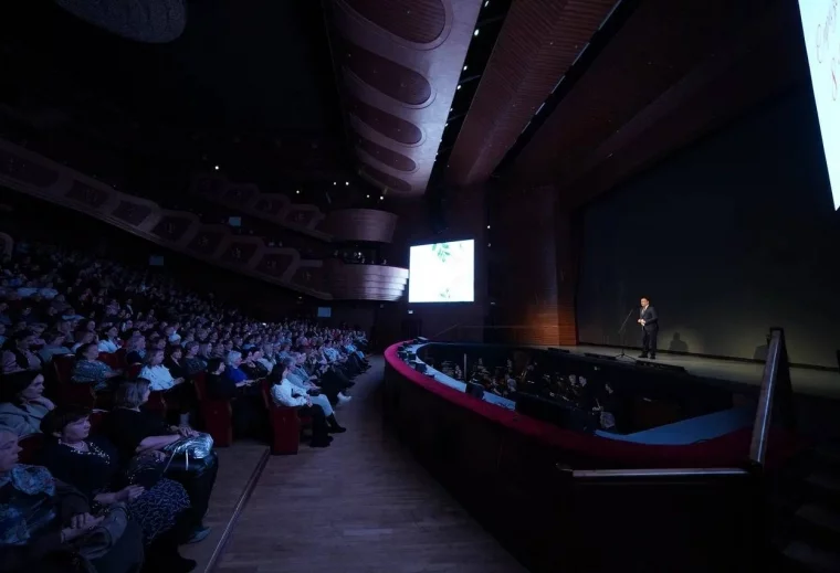 Фото: В Кемерове прошёл областной приём по случаю 8 Марта: женщин поздравил губернатор 4