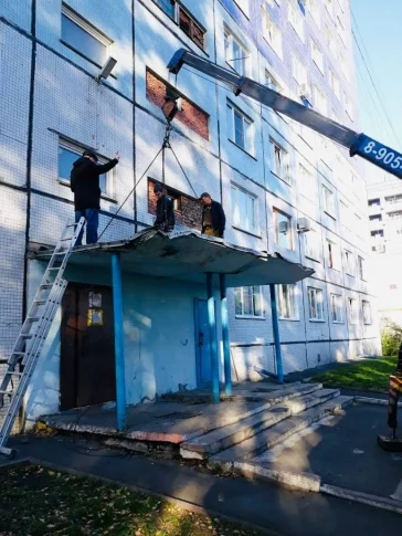 Фото:  В Кемерове демонтировали опасный козырёк подъезда в Ленинском районе 2