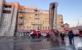 В Ростове-на-Дону огонь с горящего ТЦ перекинулся на крышу пятиэтажки, жильцов эвакуировали