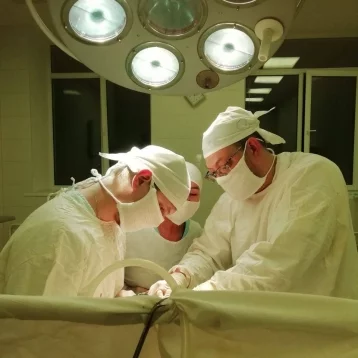 Фото: В Кузбассе хирурги спасли пациентку с редкой патологией, с которой не сталкивались 15 лет 1