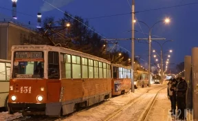 Соцсети: в Кемерове из-за сошедшего с рельсов трамвая встали вагоны четырёх маршрутов