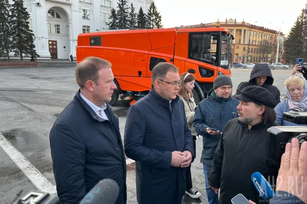 В Кемерове собрали новый дорожный пылесос: губернатор предложил мэру начать испытания