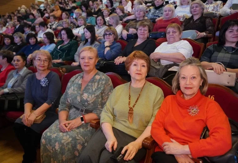 Фото: В Кемерове прошёл областной приём по случаю 8 Марта: женщин поздравил губернатор 5