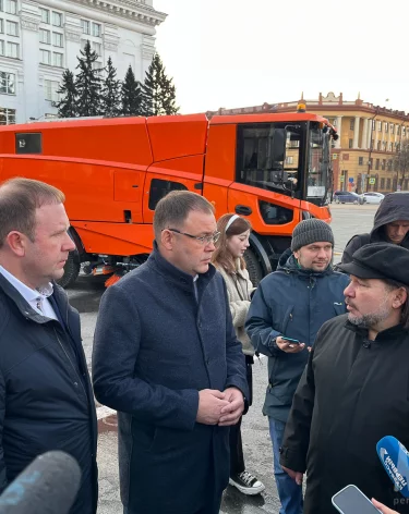 В Кемерове собрали новый дорожный пылесос: губернатор предложил мэру начать испытания