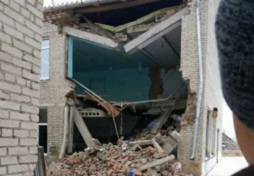 Фото: В школе под Новосибирском обрушилась стена 1