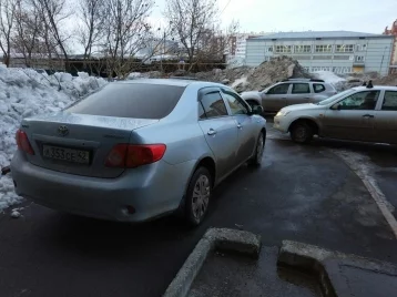 Фото: Кемеровчане прокололи колёса «мастеру парковки» 1