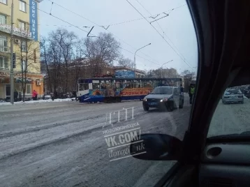 Фото: В Новокузнецке трамвай перегородил дорогу 1