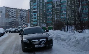 В Кемерове водителя иномарки наказали за парковку в неположенном месте