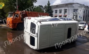 Под Тулой микроавтобус с пассажирами перевернулся после столкновения с грузовиком