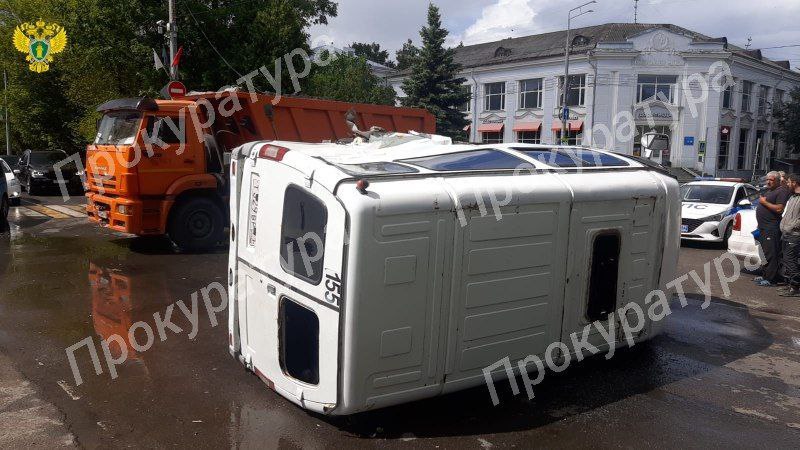 Под Тулой микроавтобус с пассажирами перевернулся после столкновения с грузовиком