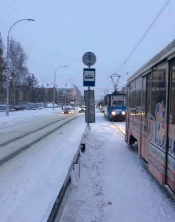 Фото: «Пассажир потерял сознание»: в Кемерове образовалась пробка из трамваев 1
