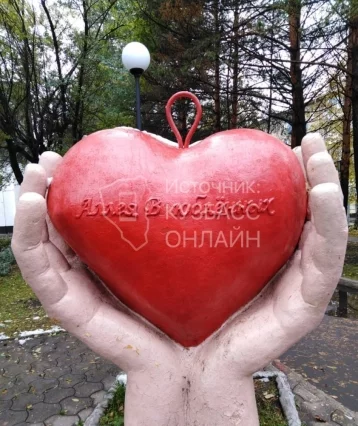 Фото: Кемеровчане пожаловались на исписанный вандалами арт-объект 1