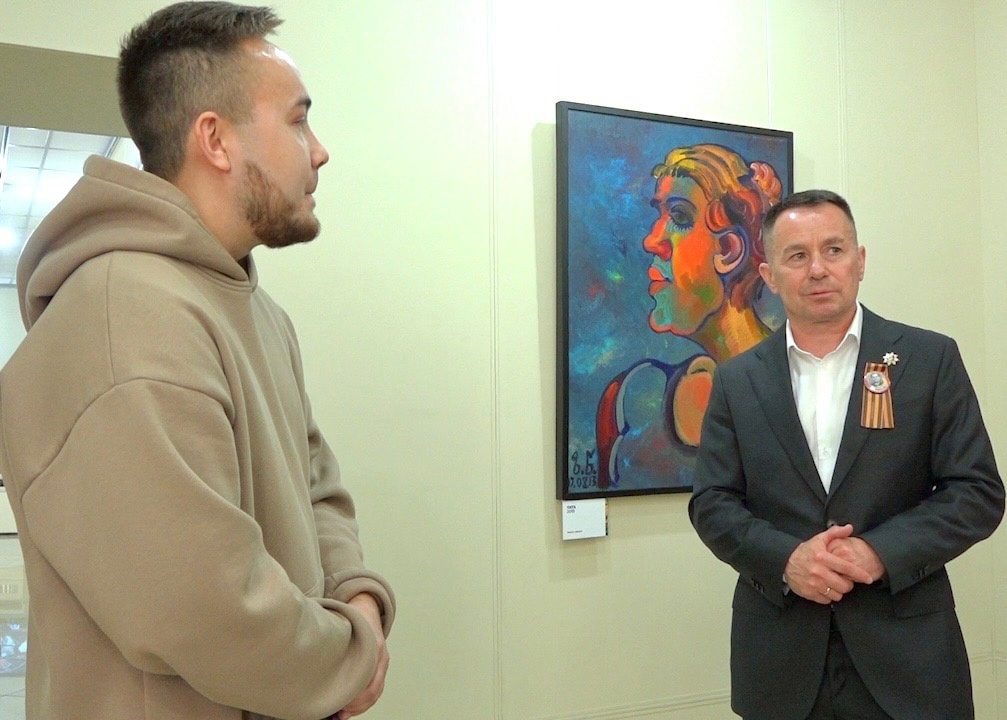 Мэр Прокопьевска рассказал о художнике, который украшает остановки необычными картинами