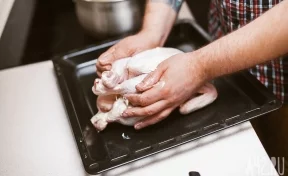 Жительница Кузбасса купила тушку курицы и обнаружила в ней личинок