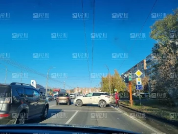 Фото: В Кемерове на улице Терешковой столкнулись два автомобиля: образовалась пробка 3