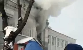 75 детей эвакуировали из здания загоревшейся школы в Кузбассе