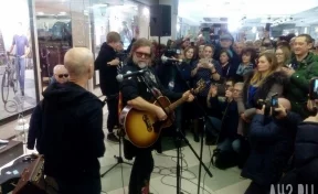 Борис Гребенщиков устроил бесплатный концерт в кемеровском ТЦ