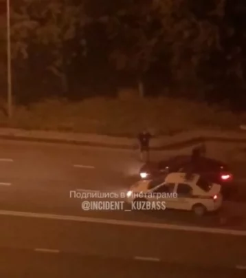 Фото: В полиции рассказали подробности о кемеровчанине, который залез на крышу автомобиля 1