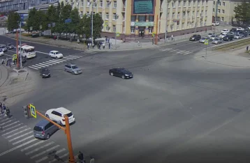 Фото: Появилось видео момента ДТП с Mercedes в центре Кемерова 1