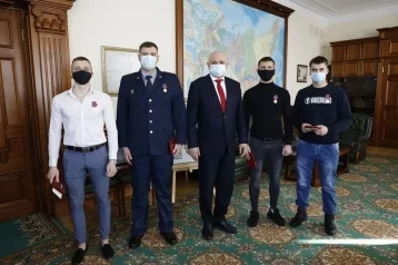Фото: В Кемерове наградили героев, спасших 13 человек из горящего дома  1