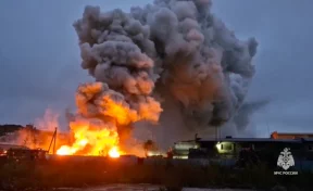 Горят аккумуляторные батареи: МЧС показало видео крупного пожара в промзоне Ярославля