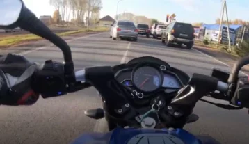 Фото: В Кузбассе нарушившего правила автомобилиста привлекли к ответственности после того, как он попал на камеру мотоциклиста  1