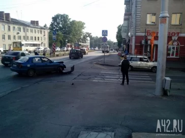 Фото: В Кемерове попавший в аварию автомобиль перекрыл движение по одной из улиц 3