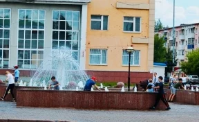 Глава кузбасского города попросила родителей запретить детям купаться в фонтане