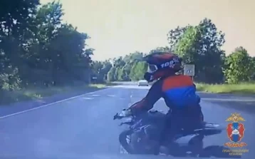 Фото: В Кузбассе 13-летняя девочка на мотоцикле влетела под колёса иномарки: момент попал на видео 1