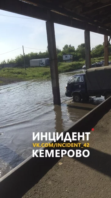 Фото: В районе кемеровского рынка «Сотка» образовался потоп 2