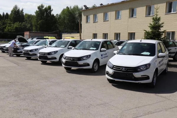 Илья Середюк: больницы Кузбасса получили 7 новых легковых автомобилей