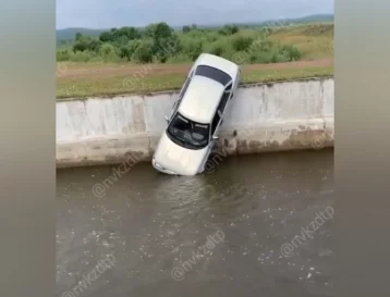 Фото: В Кузбассе автомобиль упал в озеро 1